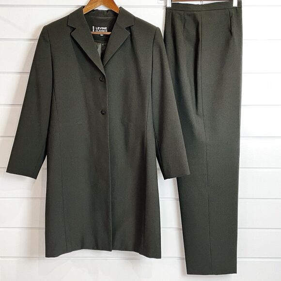 Larry Levine Classics Pant Suit Set With Long Blazer and Pleat Pants Size 10